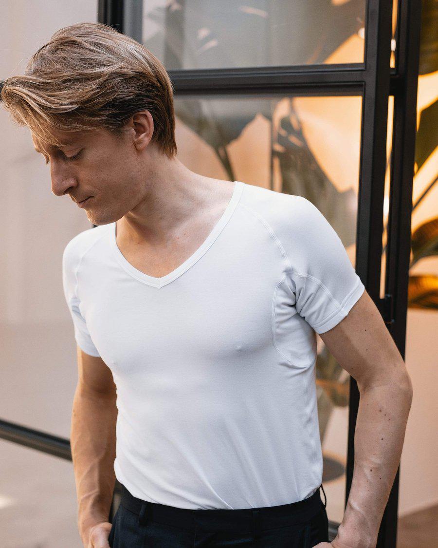 t-shirt, witte T-shirt, V-hals, korte mouwen, man